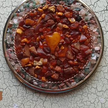 Подвесное украшение с полудрагоценными камнями и кусочками янтаря