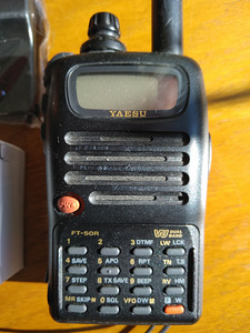 Ручной трансивер yAESU FT-50R (1 фото из 6)