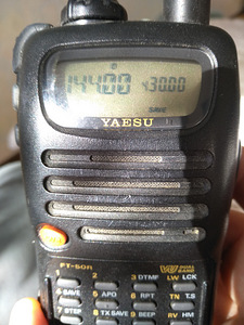 Ручной трансивер yAESU FT-50R (3 фото из 6)