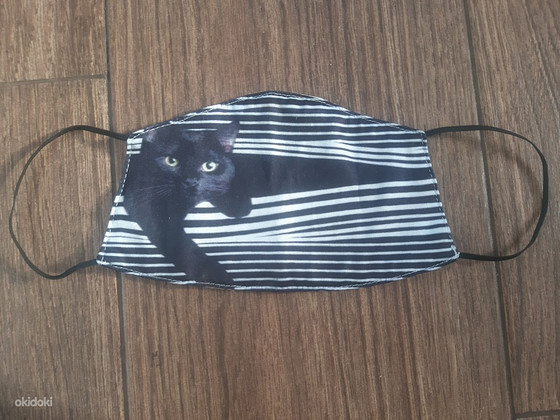 Маска с черным котом