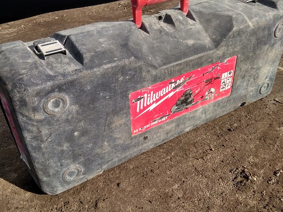 Rellakas Milwaukee AGV 24