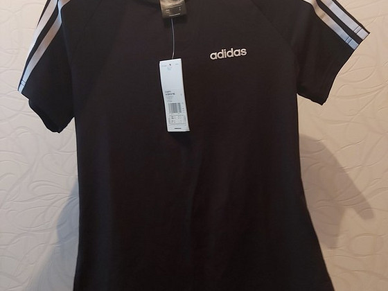 Must "Adidase" T-särk