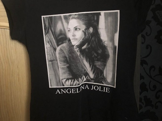 Must t-särk Angelina Jolie kujutisega