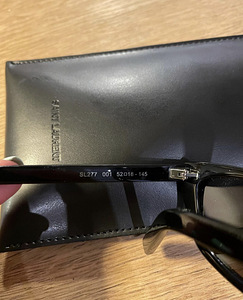 Saint Laurent (3 фото из 3)