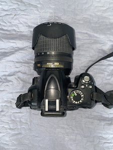 Nikon D3000 (2 foto / 4)