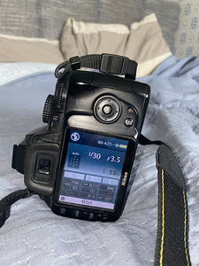 Nikon D3000 (3 foto / 4)