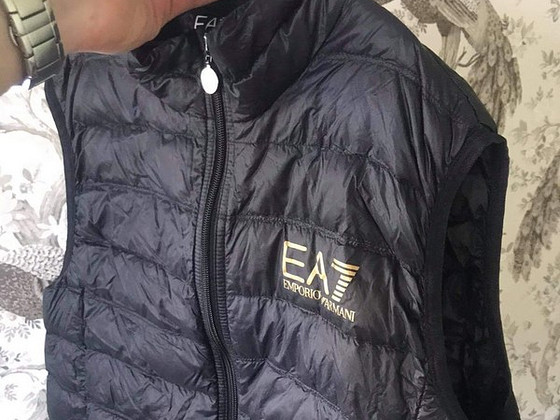 Жилет armani / подходит для тех, кто носит S / M.