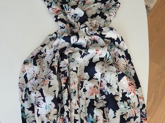 Sleeveless coloured print dress