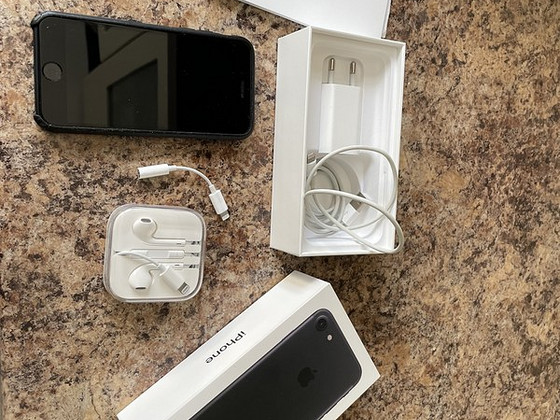 Продам мобильный телефон Iphone 7/32 Gb.