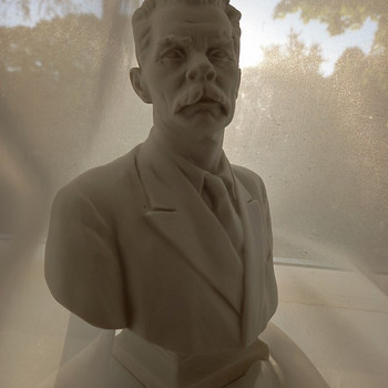Maksim Gorki büst