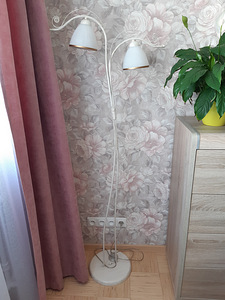 Valge põrandalamp (1 foto / 2)