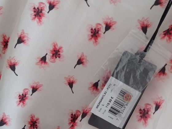 Uus guess rüüsiga valge lilledega kleit