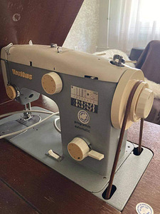 Müüa elektritoitega jalalauaga õmblusmasin "Veritas" (2 foto / 4)