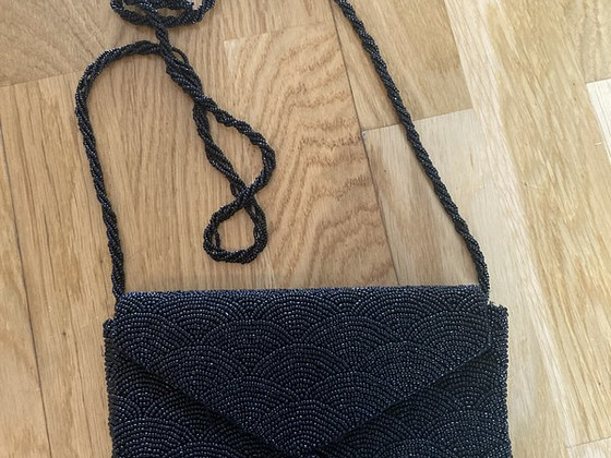 Must käekott