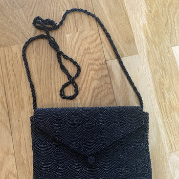 Must käekott