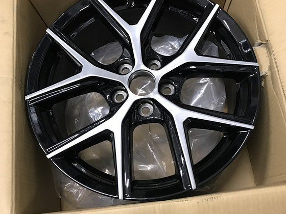 Toyota RAV4 R18 velg pakku hinda