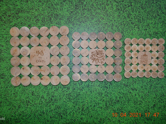 Подставки из можжевельника.
