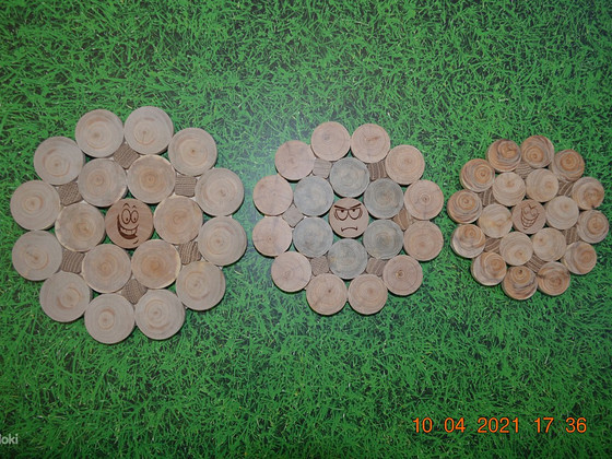 Подставки из можжевельника.