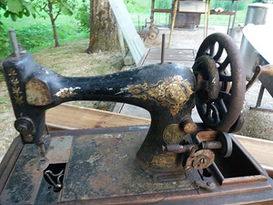 Старинный сундук и швейная машинка (7 фото из 8)