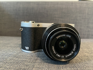 Samsung NX300 - 4 аккумулятора - Автомобильное зарядное устройство (1 фото из 5)