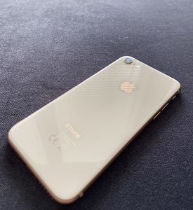 iPhone 8 (64GB) Klaasil on väike kiip. (2 foto / 5)