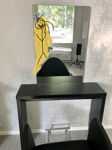 Juuksur tool, käru, peegel, jalatugi kliendile (1 foto / 2)