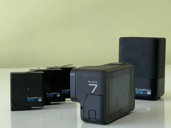 GOPRO HERO 7 BLACK + 3 AKUT + LAADIJA
