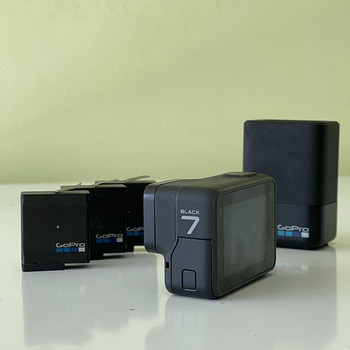 GOPRO HERO 7 BLACK + 3 AKUT + LAADIJA