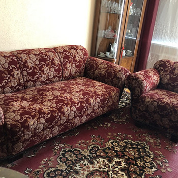 Продам комплект мягкой мебели со столом
