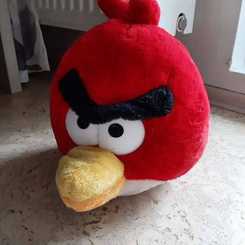 Kaks Angry Birdsi mänguasja