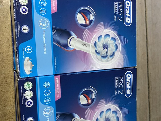 Электрическая зубная щетка oral-B PRO2