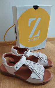 Zebra tüdrukute nahast sandaalid, uued, s. 39 (1 foto / 4)