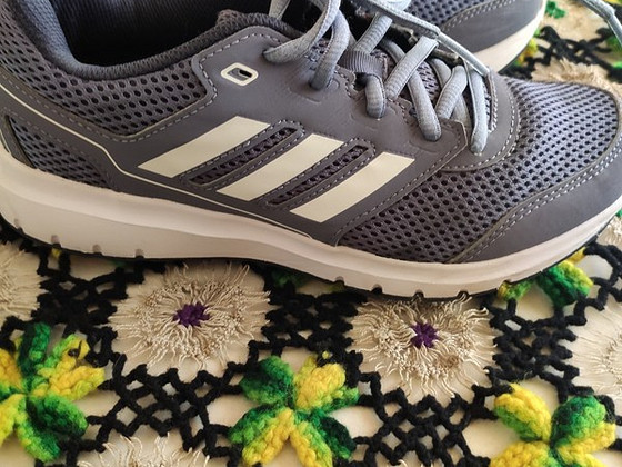 Кроссовки adidas.