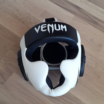 Боксерский шлем Venum Challenger.