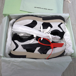 Низкие беговые кроссовки oFF-WHITE (2 фото из 3)