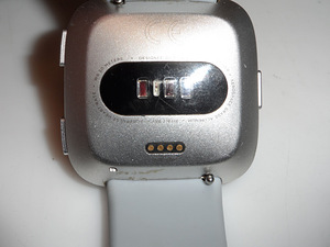 Смарт часы Fitbit Versa FB505 + зарядка (4 фото из 6)