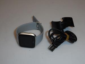 Смарт часы Fitbit Versa FB505 + зарядка (5 фото из 6)