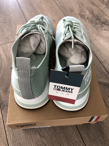 Tommy Jeans vabaajajalanõud (3 foto / 7)