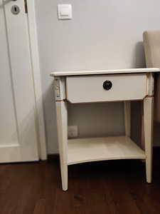 Прикроватная тумба с ящиками в античном стиле (2 фото из 2)