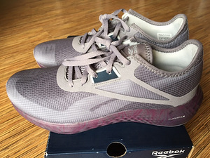 UUED naiste tossud Reebok, suurus 40 (1 foto / 6)