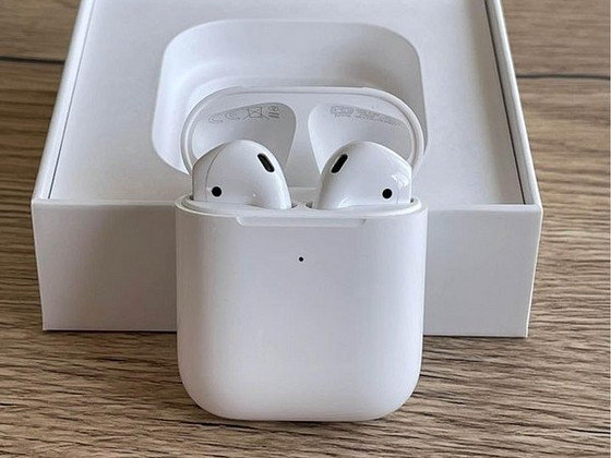 AirPods 2 с футляром для беспроводной зарядки