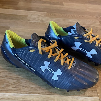 Under Armour jalgpalliputsad 9.5US