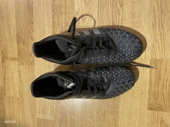 Футбольные бутсы adidas