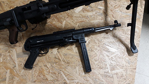 Модель оружия MP40, пластик, 1:1 (3 фото из 5)