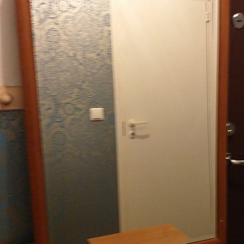 Зеркало в деревянной раме.