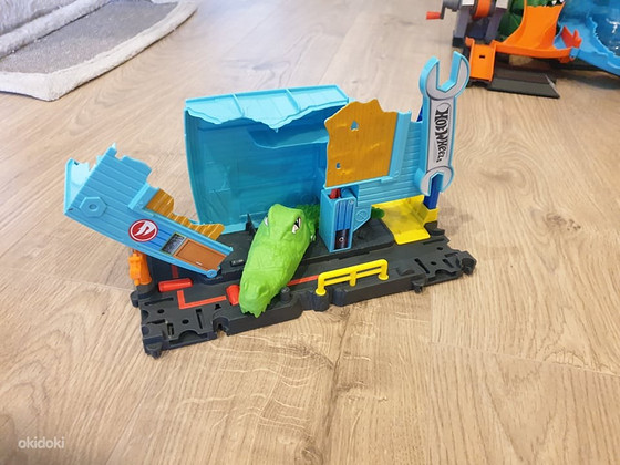 HOT WHEELS