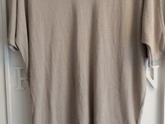 Удобная мягкая серая футболка, размер L / XL
