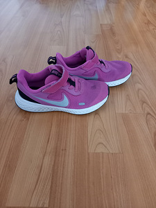 Nike Revolution 30 (2 foto / 2)