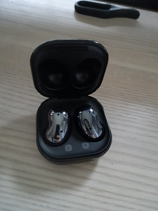Samsung buds live наушники (2 фото из 3)