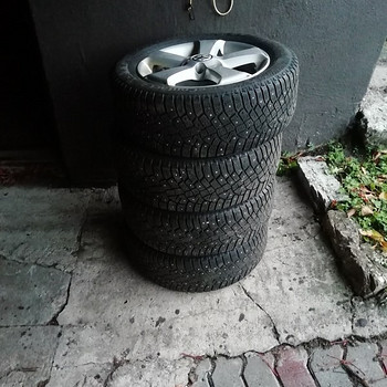 Продам vw 16 дюймовые оригинальные диски с шинами
